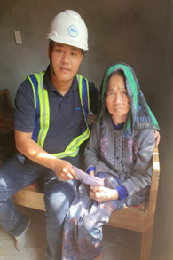 The engineer comfort an old women in need